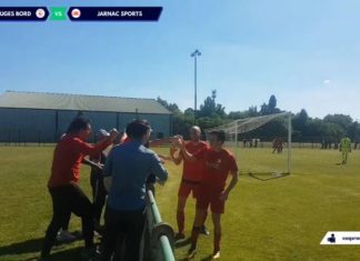 Il fête un but… en buvant une bière !